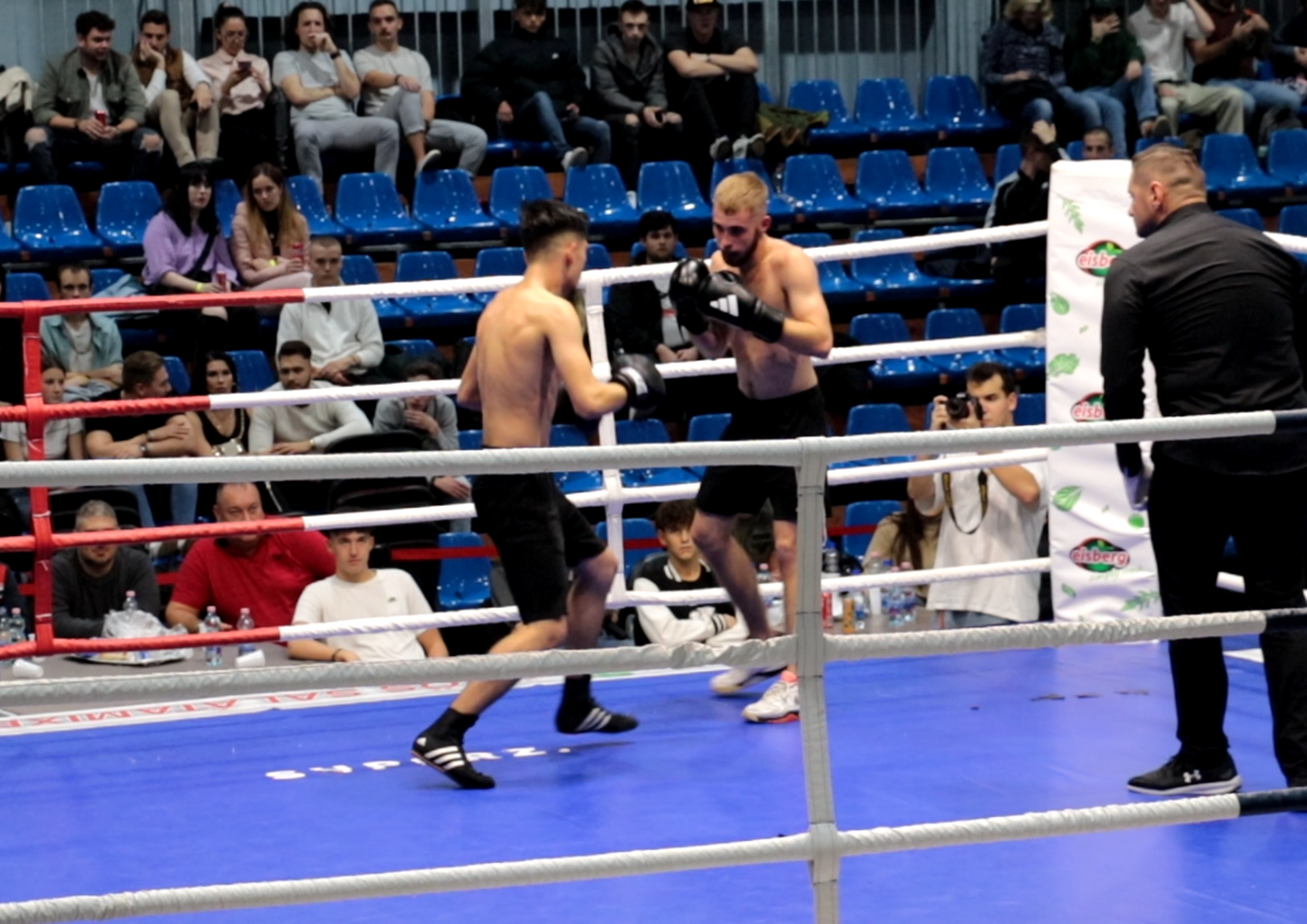 Picture of two men boxing
